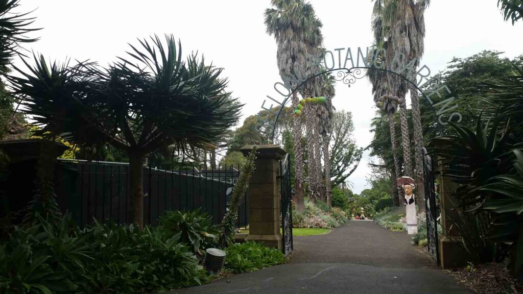 Pathway leading through archway with text saying Geelong botanical gardens